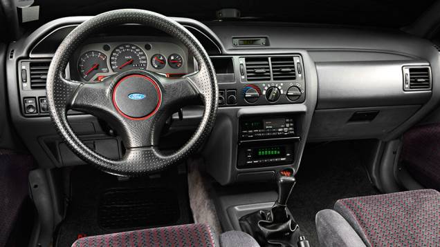 A simplicidade do painel não combinava com o XR3 | <a href="https://quatrorodas.abril.com.br/carros/classicos-brasileiros/ford-escort-xr3-763284.shtml" rel="migration">Leia mais</a> A simplicidade do painel não combinava com o XR3 | <a href="https://quatrorodas.abril.com.br/carros/classicos-brasileiros/ford-escort-xr3-763284.shtml" rel="migration">Leia mais</a>