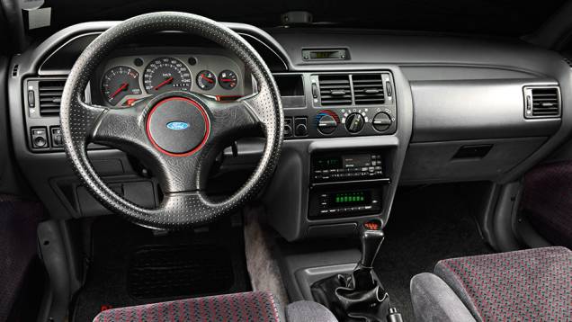 A simplicidade do painel não combinava com o XR3 | <a href="https://quatrorodas.abril.com.br/carros/classicos-brasileiros/ford-escort-xr3-763284.shtml" rel="migration">Leia mais</a>