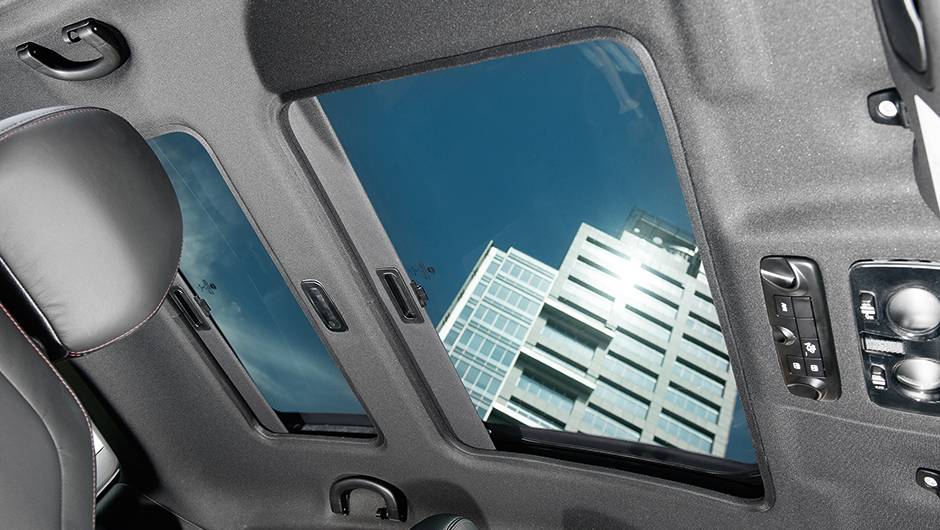 O teto solar bipartido &eacute; de s&eacute;rie | <a href="https://quatrorodas.abril.com.br/carros/comparativos/hatches-medios-762947.shtml" rel="migration">Leia mais</a>