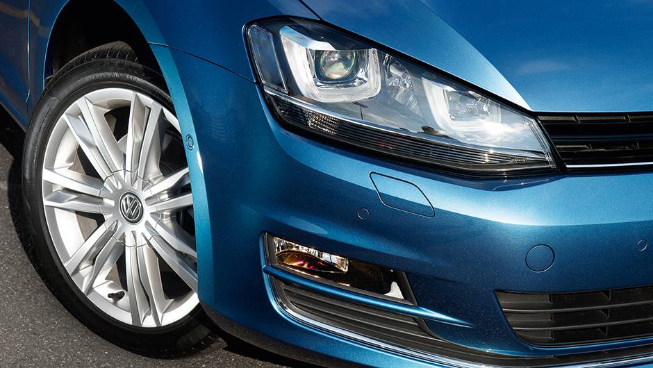 ... far&oacute;is com xen&ocirc;nio e leds, rodas aro 17... | <a href="https://quatrorodas.abril.com.br/carros/comparativos/hatches-medios-762947.shtml" rel="migration">Leia mais</a>