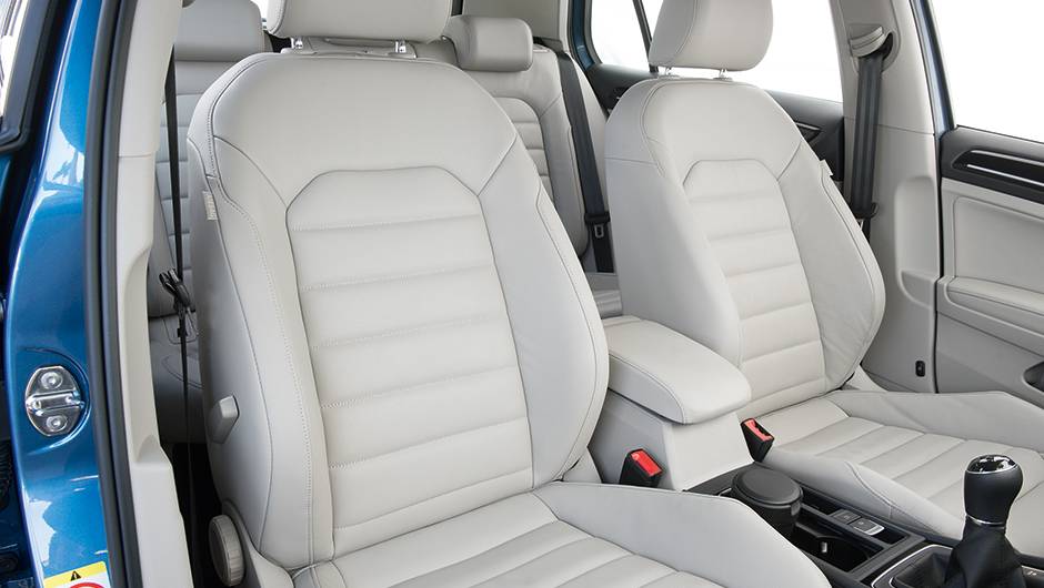 ... e bancos de couro s&atilde;o pagos &agrave; parte no Golf | <a href="https://quatrorodas.abril.com.br/carros/comparativos/hatches-medios-762947.shtml" rel="migration">Leia mais</a>