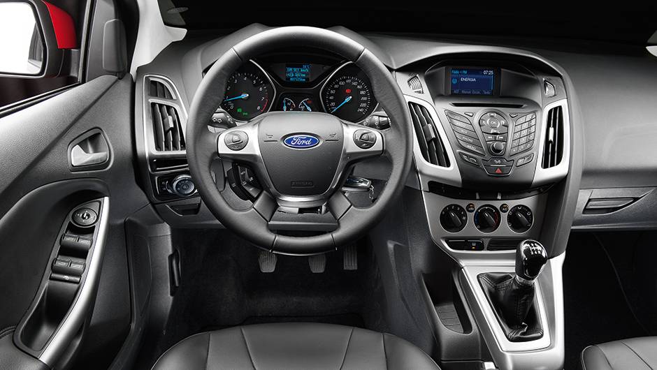 Apliques de cor cinza,... | <a href="https://quatrorodas.abril.com.br/carros/comparativos/hatches-medios-762947.shtml" rel="migration">Leia mais</a>