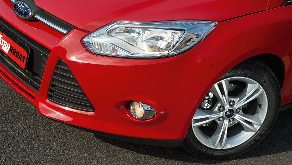 ... e far&oacute;is de neblina: conte&uacute;do da vers&atilde;o SE | <a href="https://quatrorodas.abril.com.br/carros/comparativos/hatches-medios-762947.shtml" rel="migration">Leia mais</a>