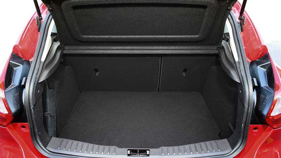 Ao priorizar a cabine, o porta-malas ficou com volume reduzido a 316 l | <a href="https://quatrorodas.abril.com.br/carros/comparativos/hatches-medios-762947.shtml" rel="migration">Leia mais</a>