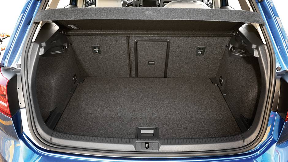 H&aacute; bom espa&ccedil;o para pernas, mas o porta-malas &eacute; pequeno: 313 l | <a href="https://quatrorodas.abril.com.br/carros/comparativos/hatches-medios-762947.shtml" rel="migration">Leia mais</a>