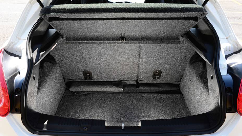 Mais alto, o espaço para malas é farto no veterano da fiat: 400 l | <a href="http://quatrorodas.abril.com.br/carros/comparativos/hatches-medios-762947.shtml" rel="migration">Leia mais</a>