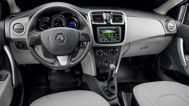 Central multimída com GPS e ar-condicionado automático são opcionais da versão Dynamique, mais luxuosa | <a href="https://quatrorodas.abril.com.br/carros/testes/renault-logan-dynamique-1-6-8v-761965.shtml" rel="migration">Leia mais</a>