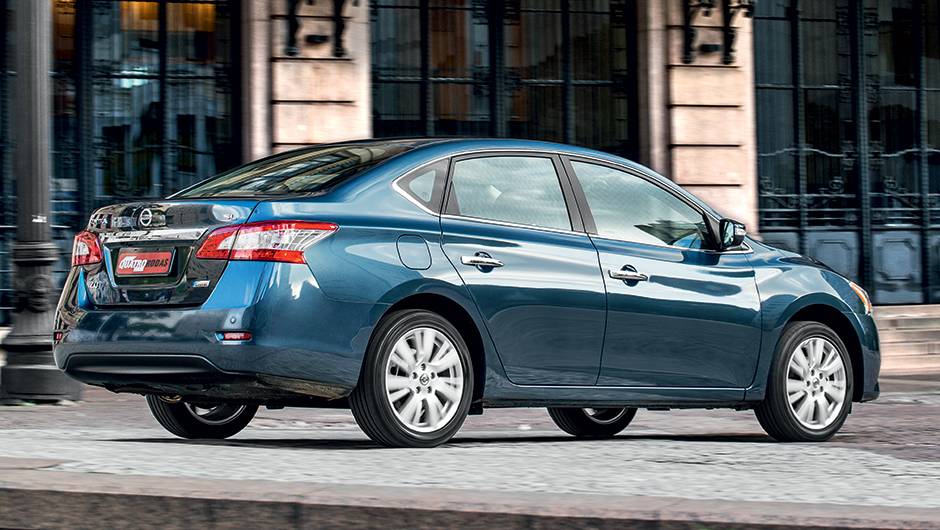 Com traseira curta, visual &eacute; mais harm&ocirc;nico que o da gera&ccedil;&atilde;o anterior | <a href="https://quatrorodas.abril.com.br/carros/testes/nissan-sentra-762995.shtml" rel="migration">Leia mais</a>