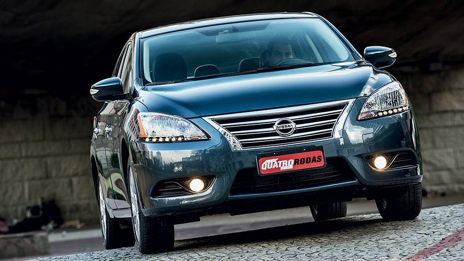 Filete de leds nos far&oacute;is fica aceso durante o dia | <a href="https://quatrorodas.abril.com.br/carros/testes/nissan-sentra-762995.shtml" rel="migration">Leia mais</a>