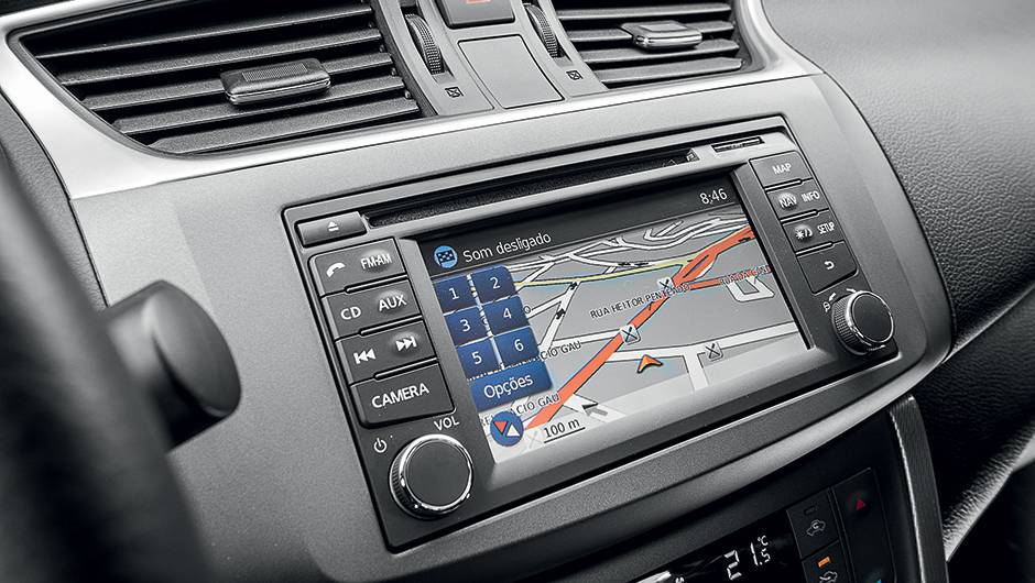 Tela central &eacute; sens&iacute;vel ao toque | <a href="https://quatrorodas.abril.com.br/carros/testes/nissan-sentra-762995.shtml" rel="migration">Leia mais</a>
