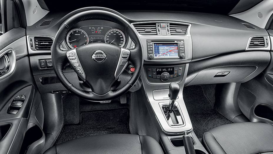 Interior é bem-acabado, bem-equipado e, enfim, bonito de ver. Central multimídia da versão SL tem tela maior (5,8") | <a href="https://quatrorodas.abril.com.br/carros/testes/nissan-sentra-762995.shtml" rel="migration">Leia mais</a>