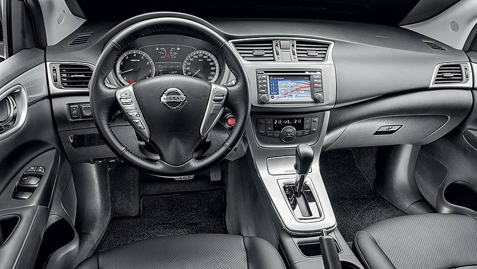 Interior &eacute; bem-acabado, bem-equipado e, enfim, bonito de ver. Central multim&iacute;dia da vers&atilde;o SL tem tela maior (5,8") | <a href="https://quatrorodas.abril.com.br/carros/testes/nissan-sentra-762995.shtml" rel="migration">Leia mais</a>
