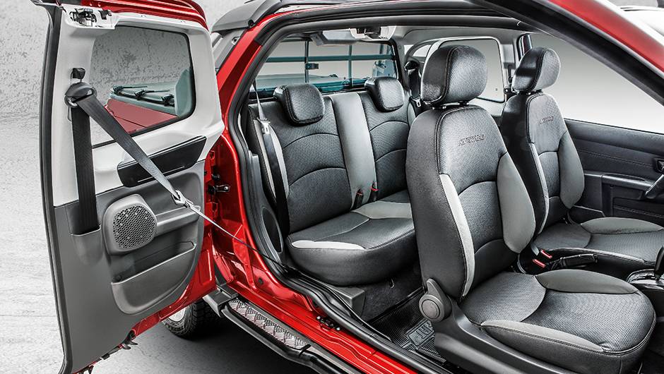 Espa&ccedil;o de acesso para o banco traseiro dobrou de tamanho: de 0,5 para 1 m&sup2; | <a href="https://quatrorodas.abril.com.br/carros/testes/fiat-strada-adventure-1-6-16v-cd-762709.shtml" rel="migration">Leia mais</a>