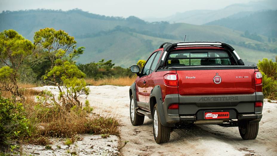 Strada 2014 tem lanternas, tampa e para-choque traseiro novos | <a href="https://quatrorodas.abril.com.br/carros/testes/fiat-strada-adventure-1-6-16v-cd-762709.shtml" rel="migration">Leia mais</a>