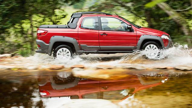 A terceira porta de acesso fica do lado direito da carroceria | <a href="https://quatrorodas.abril.com.br/carros/testes/fiat-strada-adventure-1-6-16v-cd-762709.shtml" rel="migration">Leia mais</a> A terceira porta de acesso fica do lado direito da carroceria | <a href="https://quatrorodas.abril.com.br/carros/testes/fiat-strada-adventure-1-6-16v-cd-762709.shtml" rel="migration">Leia mais</a>