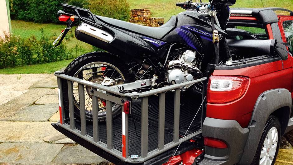 Aberto, o extensor de ca&ccedil;amba faz as vezes de uma rampa. Dobrado, vira um cercadinho, para ampliar a &aacute;rea de carga da picape | <a href="https://quatrorodas.abril.com.br/carros/testes/fiat-strada-adventure-1-6-16v-cd-762709.shtml" rel="migration">Leia mais</a>