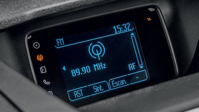 Tela simplista dificulta a utilização do sistema de áudio | <a href="https://quatrorodas.abril.com.br/carros/comparativos/ford-ecosport-x-chevrolet-tracker-761969.shtml" rel="migration">Leia mais</a> Tela simplista dificulta a utilização do sistema de áudio | <a href="https://quatrorodas.abril.com.br/carros/comparativos/ford-ecosport-x-chevrolet-tracker-761969.shtml" rel="migration">Leia mais</a>