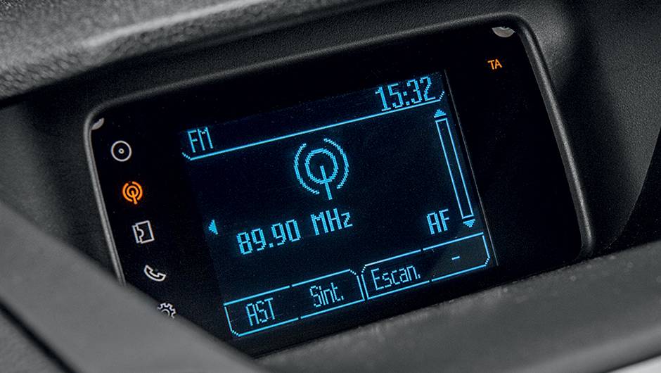 Tela simplista dificulta a utiliza&ccedil;&atilde;o do sistema de &aacute;udio | <a href="https://quatrorodas.abril.com.br/carros/comparativos/ford-ecosport-x-chevrolet-tracker-761969.shtml" rel="migration">Leia mais</a>