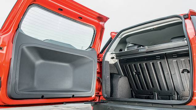 Abertura lateral da tampa é ruim em espaços apertados | <a href="https://quatrorodas.abril.com.br/carros/comparativos/ford-ecosport-x-chevrolet-tracker-761969.shtml" rel="migration">Leia mais</a> Abertura lateral da tampa é ruim em espaços apertados | <a href="https://quatrorodas.abril.com.br/carros/comparativos/ford-ecosport-x-chevrolet-tracker-761969.shtml" rel="migration">Leia mais</a>
