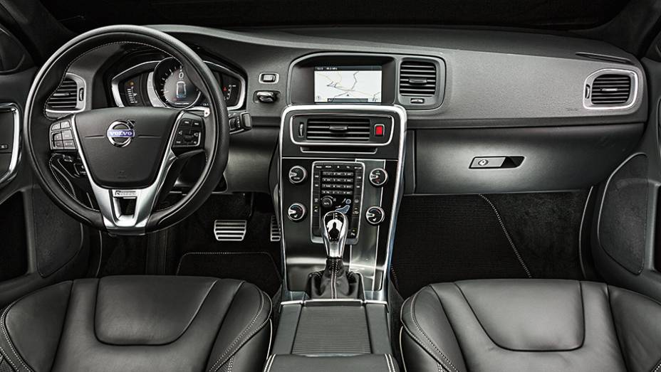 Interior com acabamento refinado, materiais de boa qualidade e comandos bem-posicionados | <a href="https://quatrorodas.abril.com.br/carros/impressoes/volvo-s60-t6-r-design-763072.shtml" rel="migration">Leia mais</a>