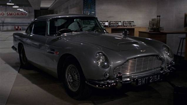 1964: O mais famoso veículo utilizado pelo espião estreia em "007 contra Goldfinger": o Aston Martin DB5. | <a href="%20https://quatrorodas.abril.com.br/blogs/planeta-carro/2012/11/07/licenca-para-acelerar/" rel="migration">Leia mais</a>
