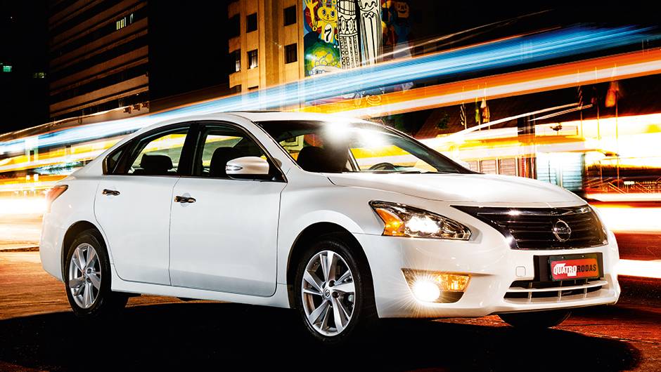 Far&oacute;is mais alongados e colados &agrave; grade, como nos BMW s&eacute;rie 3 | <a href="https://quatrorodas.abril.com.br/carros/testes/nissan-altima-sl-2-5-16v-764173.shtml" rel="migration">Leia mais</a>