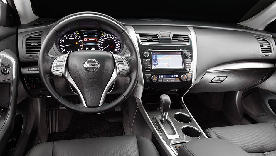 Cabine conservadora, por&eacute;m completa e bem-acabada | <a href="https://quatrorodas.abril.com.br/carros/testes/nissan-altima-sl-2-5-16v-764173.shtml" rel="migration">Leia mais</a>