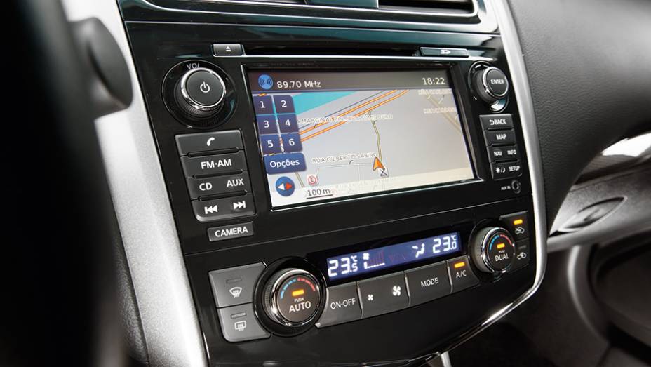 Multimídia com GPS e ar digital bizona | <a href="https://quatrorodas.abril.com.br/carros/testes/nissan-altima-sl-2-5-16v-764173.shtml" rel="migration">Leia mais</a>