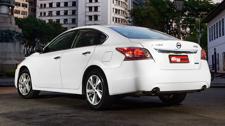 Coluna alongada e porta-malas curto: um discreto ar de cup&ecirc; | <a href="https://quatrorodas.abril.com.br/carros/testes/nissan-altima-sl-2-5-16v-764173.shtml" rel="migration">Leia mais</a>