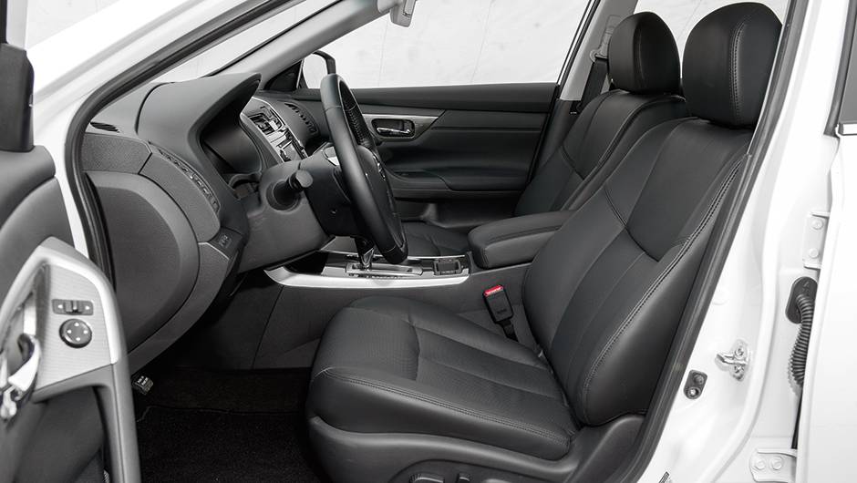 Bancos de couro: o do motorista tem ajustes el&eacute;tricos | <a href="https://quatrorodas.abril.com.br/carros/testes/nissan-altima-sl-2-5-16v-764173.shtml" rel="migration">Leia mais</a>