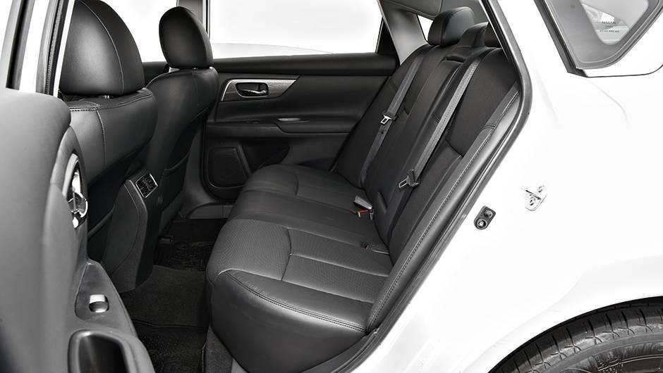 Muito espa&ccedil;o atr&aacute;s | <a href="https://quatrorodas.abril.com.br/carros/testes/nissan-altima-sl-2-5-16v-764173.shtml" rel="migration">Leia mais</a>