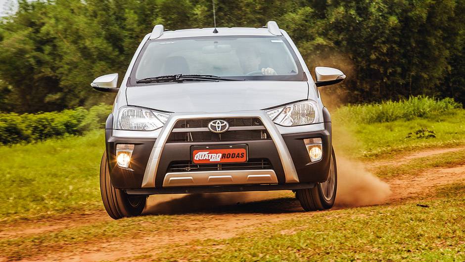 Pequeno refletor entre farol e grade &eacute; decorativo, n&atilde;o acende | <a href="https://quatrorodas.abril.com.br/carros/testes/toyota-etios-cross-766195.shtml" rel="migration">Leia mais</a>