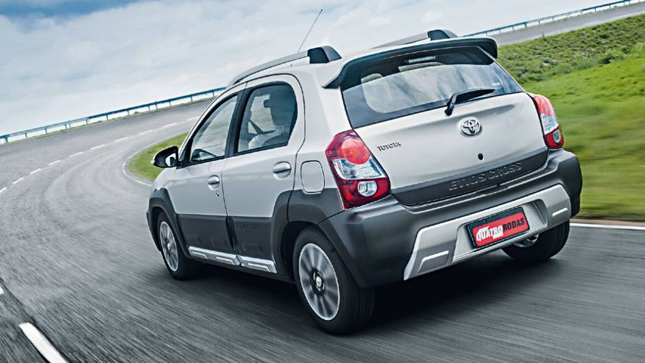 Para-choques e faixas pretas: para dar ar de carro mais alto | <a href="https://quatrorodas.abril.com.br/carros/testes/toyota-etios-cross-766195.shtml" rel="migration">Leia mais</a>