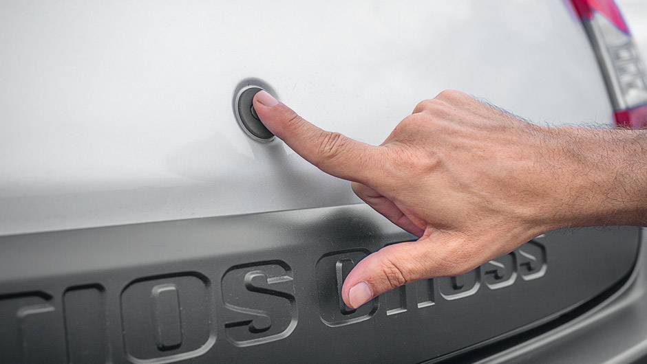 Bot&atilde;o exclusivo para abrir porta-malas: boa ideia | <a href="https://quatrorodas.abril.com.br/carros/testes/toyota-etios-cross-766195.shtml" rel="migration">Leia mais</a>
