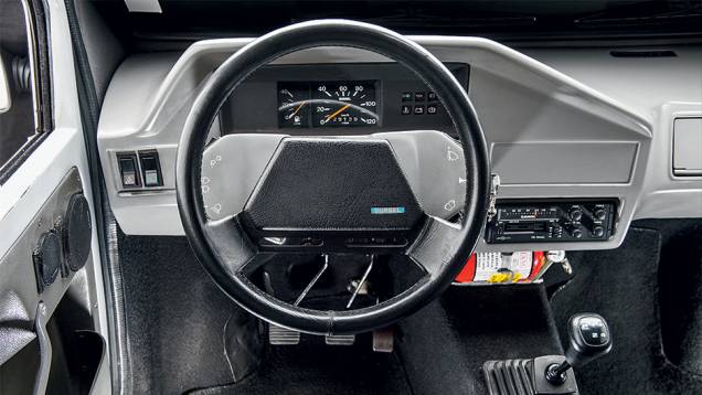 Volante exige que o motorista dirija de braços esticados e pedais estão mal posicionados | <a href="https://quatrorodas.abril.com.br/carros/classicos-brasileiros/gurgel-br-800-764160.shtml" rel="migration">Leia mais</a> Volante exige que o motorista dirija de braços esticados e pedais estão mal posicionados | <a href="https://quatrorodas.abril.com.br/carros/classicos-brasileiros/gurgel-br-800-764160.shtml" rel="migration">Leia mais</a>
