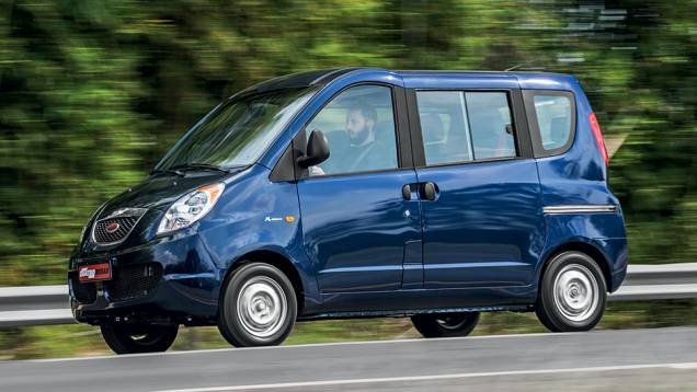 Estreita e alta, minivan tem o comprimento do Chevrolet Agile | <a href="https://quatrorodas.abril.com.br/carros/impressoes/rely-link-1-3-16v-764315.shtml" rel="migration">Leia mais</a> Estreita e alta, minivan tem o comprimento do Chevrolet Agile | <a href="https://quatrorodas.abril.com.br/carros/impressoes/rely-link-1-3-16v-764315.shtml" rel="migration">Leia mais</a>
