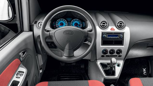 O interior é simples, com vários plásticos duros, mas bem-acabado | <a href="https://quatrorodas.abril.com.br/carros/impressoes/rely-link-1-3-16v-764315.shtml" rel="migration">Leia mais</a>