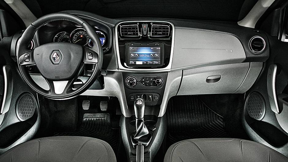 1&ordm; lugar Equipamentos: Logan. Volante tem controles do piloto autom&aacute;tico | <a href="https://quatrorodas.abril.com.br/carros/comparativos/sedas-45-mil-reais-764153.shtml" rel="migration">Leia mais</a>