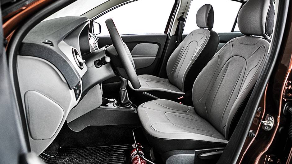 1&ordm; lugar Equipamentos: Logan. Acabamento bicolor d&aacute; um toque de requinte &agrave; cabine | <a href="https://quatrorodas.abril.com.br/carros/comparativos/sedas-45-mil-reais-764153.shtml" rel="migration">Leia mais</a>