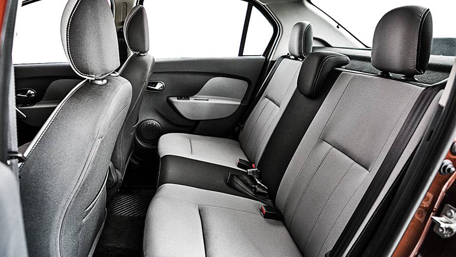 1&ordm; lugar Equipamentos: Logan. Apoios de cabe&ccedil;a ainda atrapalham a visibilidade | <a href="https://quatrorodas.abril.com.br/carros/comparativos/sedas-45-mil-reais-764153.shtml" rel="migration">Leia mais</a>
