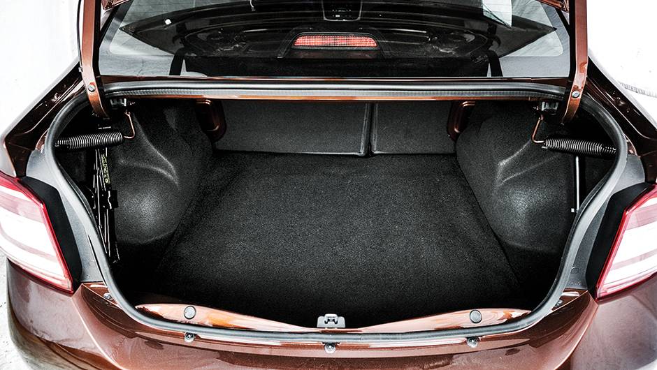 1&ordm; lugar Equipamentos: Logan. Porta-malas: 510 l e equipamentos de emerg&ecirc;ncia &agrave; mostra | <a href="https://quatrorodas.abril.com.br/carros/comparativos/sedas-45-mil-reais-764153.shtml" rel="migration">Leia mais</a>