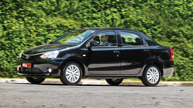 1º lugar Custos: Etios XLS. O Etios XLS 1.5 é o mais caro na hora da compra, mas é o mais econômico e tem o menor custo projetado de revisões | <a href="https://quatrorodas.abril.com.br/carros/comparativos/sedas-45-mil-reais-764153.shtml" rel="migration">Leia mais</a>