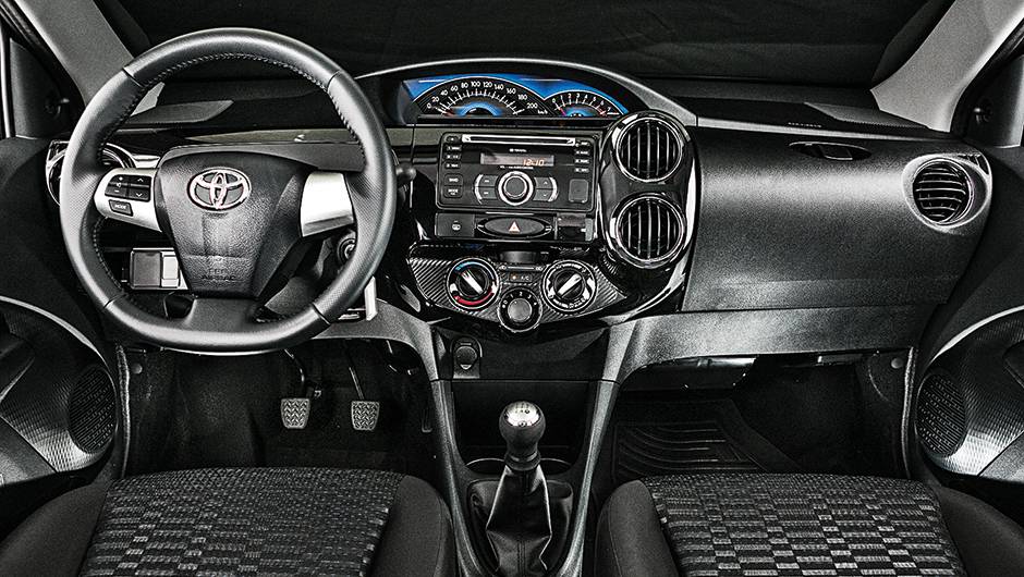 1&ordm; lugar Custos: Etios XLS. Volante multifuncional &eacute; heran&ccedil;a do Corolla XRS | <a href="https://quatrorodas.abril.com.br/carros/comparativos/sedas-45-mil-reais-764153.shtml" rel="migration">Leia mais</a>