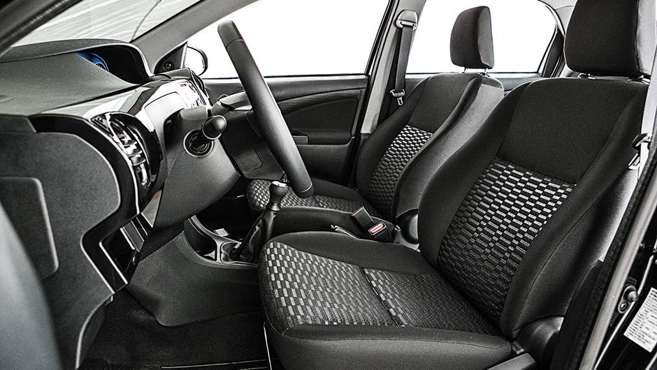 1&ordm; lugar Custos: Etios XLS. Tecido &eacute; novo, mas falta ajuste de altura de banco e cintos | <a href="https://quatrorodas.abril.com.br/carros/comparativos/sedas-45-mil-reais-764153.shtml" rel="migration">Leia mais</a>