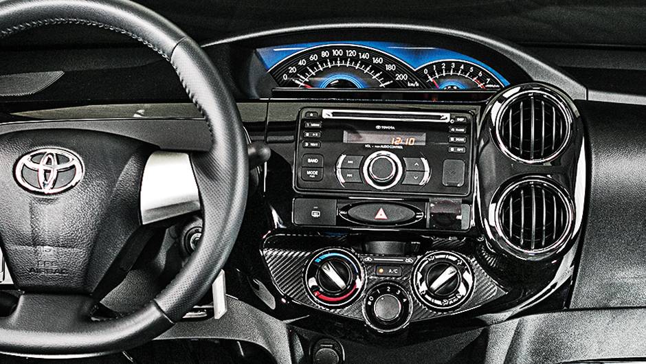 1&ordm; lugar Custos: Etios XLS. Instrumentos seguem no centro do painel. S&oacute; a cor mudou | <a href="https://quatrorodas.abril.com.br/carros/comparativos/sedas-45-mil-reais-764153.shtml" rel="migration">Leia mais</a>