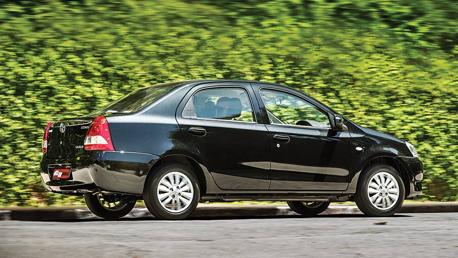 1&ordm; lugar Desempenho: Etios XLS. Visual da traseira do Etios lembra a do Logan que acaba de se aposentar | <a href="https://quatrorodas.abril.com.br/carros/comparativos/sedas-45-mil-reais-764153.shtml" rel="migration">Leia mais</a>