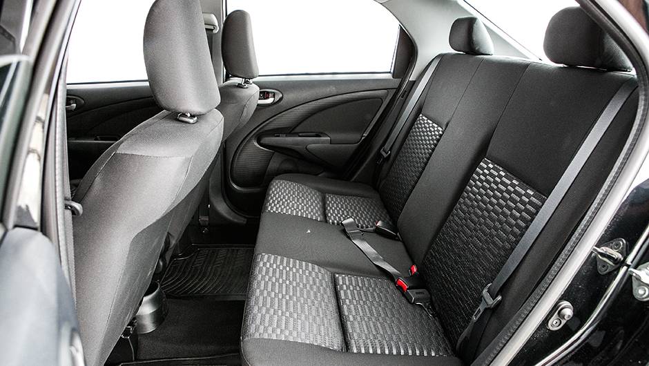 1&ordm; lugar Desempenho: Etios XLS. Atr&aacute;s, espa&ccedil;o tamb&eacute;m &eacute; bom | <a href="https://quatrorodas.abril.com.br/carros/comparativos/sedas-45-mil-reais-764153.shtml" rel="migration">Leia mais</a>