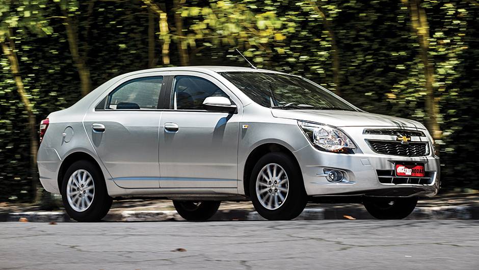 1&ordm; lugar Dimens&otilde;es: Cobalt LT. A GM enviou um Cobalt LTZ para as fotos, mas o LT &eacute; bem menos equipado | <a href="https://quatrorodas.abril.com.br/carros/comparativos/sedas-45-mil-reais-764153.shtml" rel="migration">Leia mais</a>