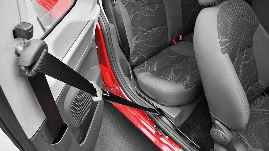 Cinto se desloca para dar acesso &agrave; traseira | <a href="https://quatrorodas.abril.com.br/carros/impressoes/fiat-strada-working-1-4-764158.shtml" rel="migration">Leia mais</a>