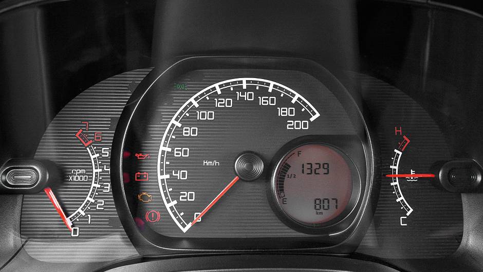 Ilumina&ccedil;&atilde;o alaranjada no painel e no r&aacute;dio | <a href="https://quatrorodas.abril.com.br/carros/impressoes/fiat-strada-working-1-4-764158.shtml" rel="migration">Leia mais</a>